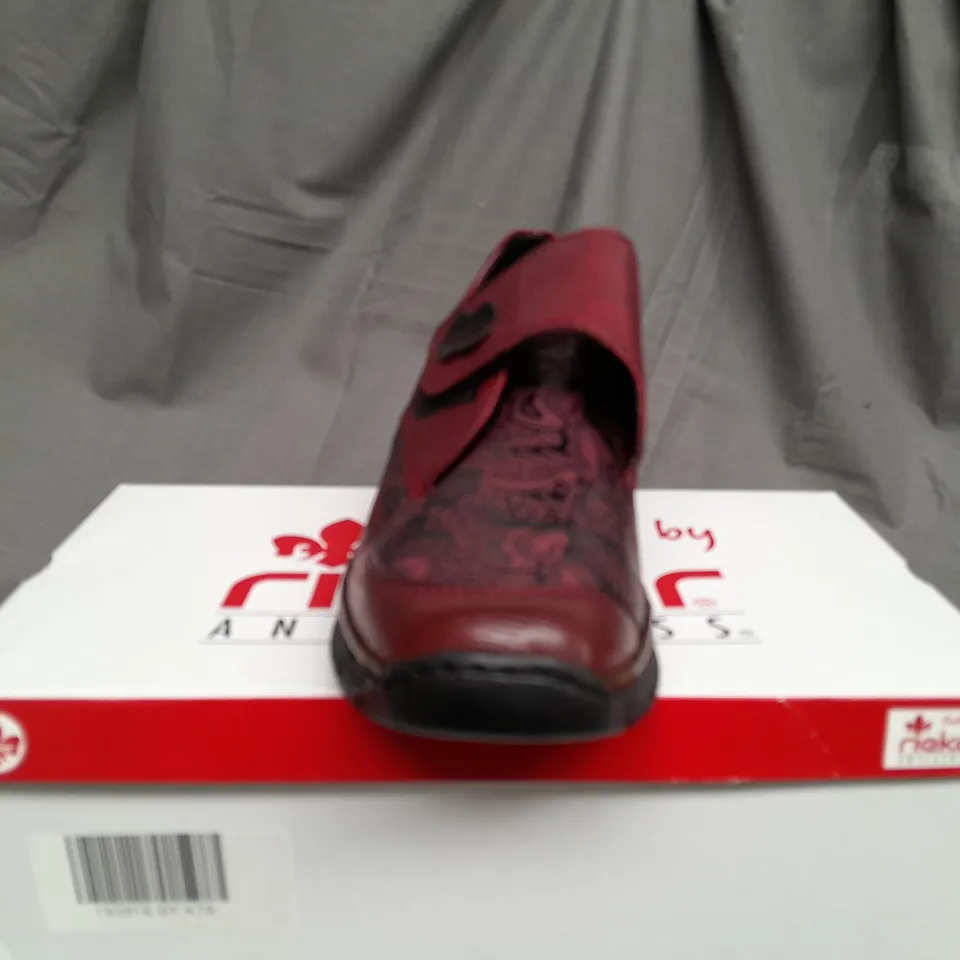 BOXED PAIR OF RIEKER SHOES W. BUTTON IN RED WINE SIZE 7.5