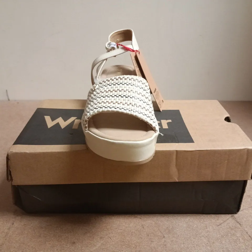 BOXED PAIR OF WRANGLER NORMA WOMEN'S SEMI-WEDGE OPEN TOE SANDLAS IN BIRCH SIZE UK 4.5