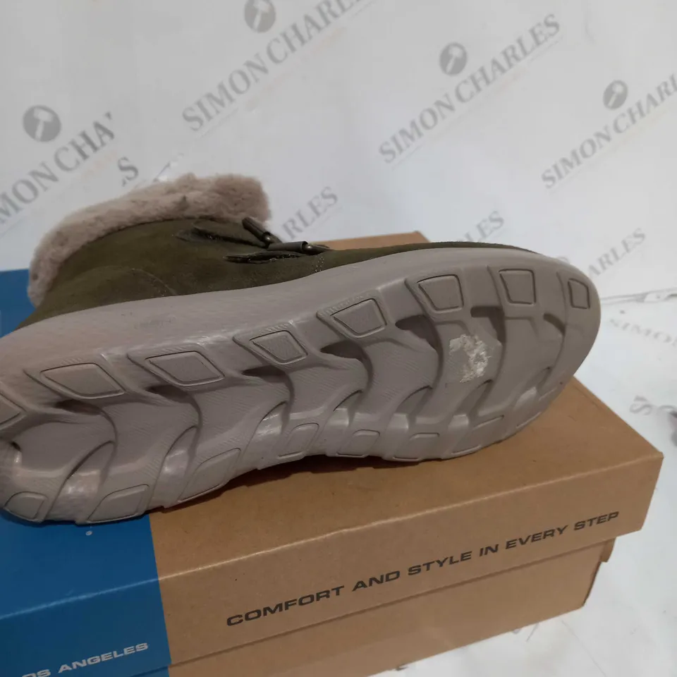 SKETCHERS ON THE GO WINTER FLING BOOT SIZE 7