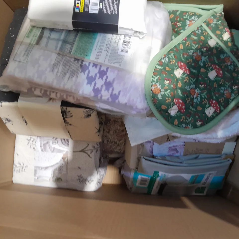 BOX OF APPROXIMATELY 10 ASSORTED BEDDING AND SOFT FURNISHING ITEMS TO INCLUDE - SHOWER CURTAINS - DUVET SETS - FITTED SHEET ETC. 