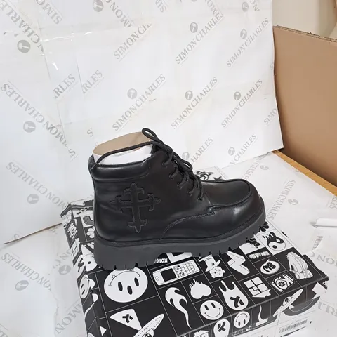 BOXED KOI MORAL ALLIANCES CROSS BOOTS BLACK - UK10