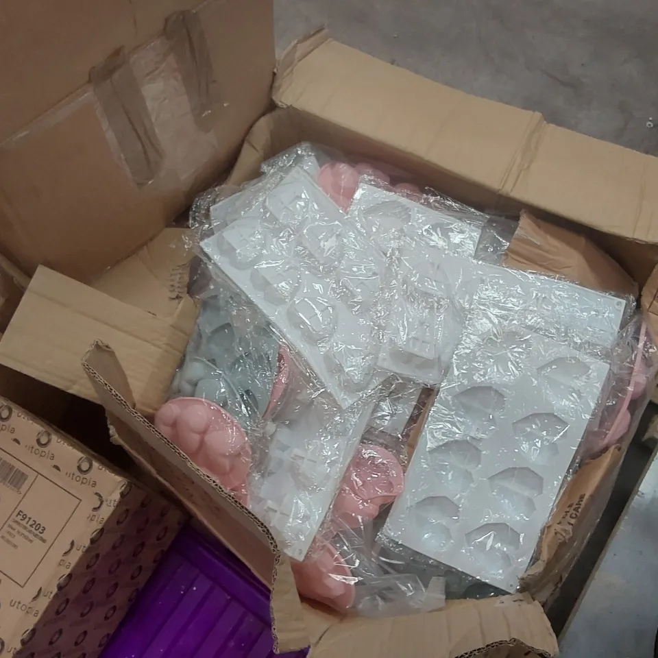 PALLET CONTAINING A VERY LARGE QUANTITY OF ASSORTED BAKERY ITEMS INCLUDING: MOLDS, CUPCAKE BOXES, CAKE PLATE STAND ECT