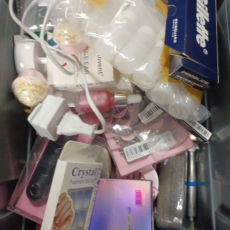 APPROXIMATELY 20 ASSORTED HEALTH & BEAUTY PRODUCTS TO INCLUDE MAX FACTOR FOUNDATION, RED ONE HAIR WAX, REVOLUTION FIX MIST ETC 