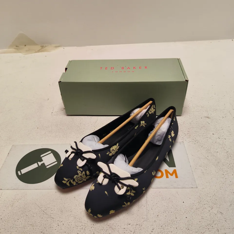 TED BAKER DAPHNE BALLET FLATS – BLACK FLORAL PRINT, UK 7 (EU 40)