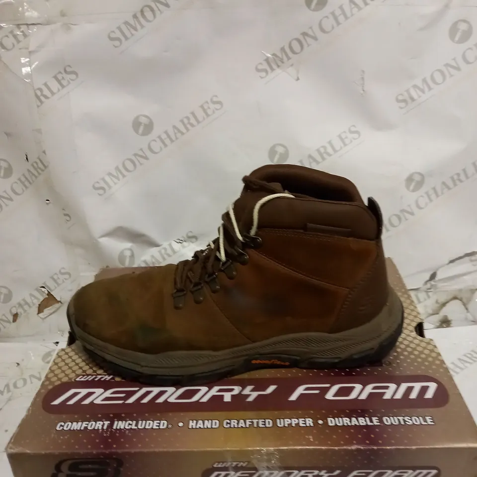 SKETCHERS MENS LACE UP BOOT - SIZE 9