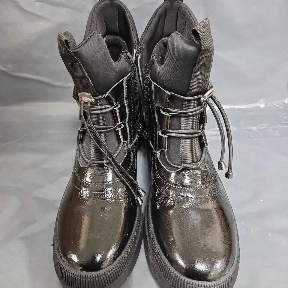 BOXED PAIR OF ADESSO ZIP LEATHER BOOTS - SIZE 7