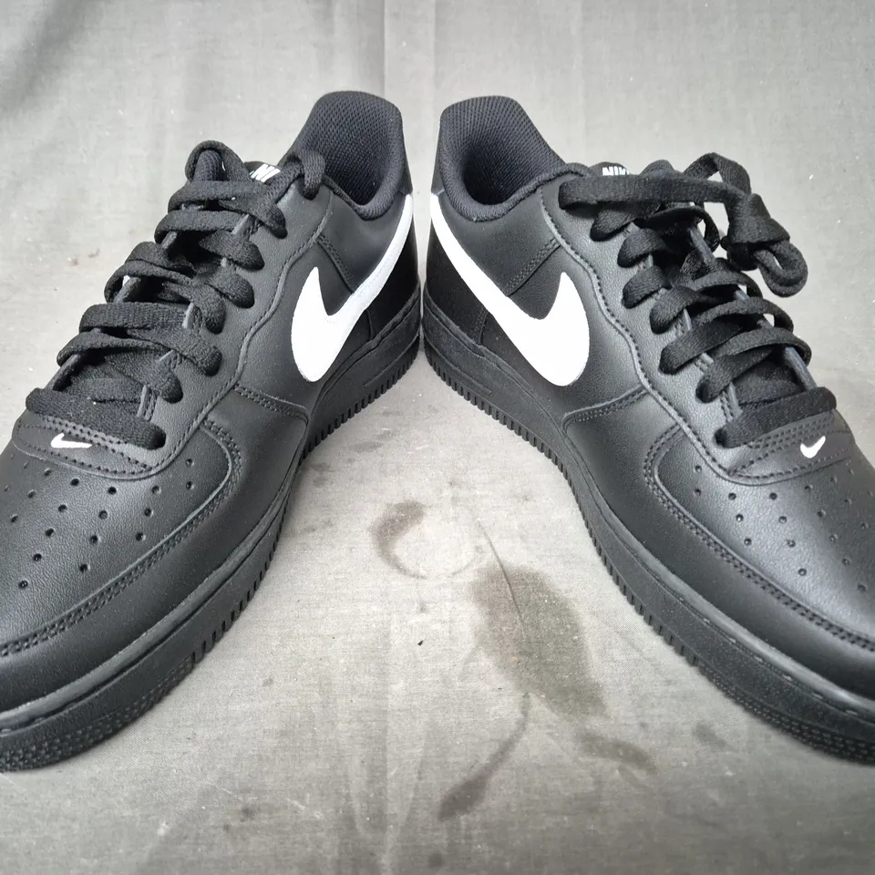 BOXED PAIR OF NIKE AIR FORCE 1 '07 SHOES IN BLACK/WHITE UK SIZE 9.5