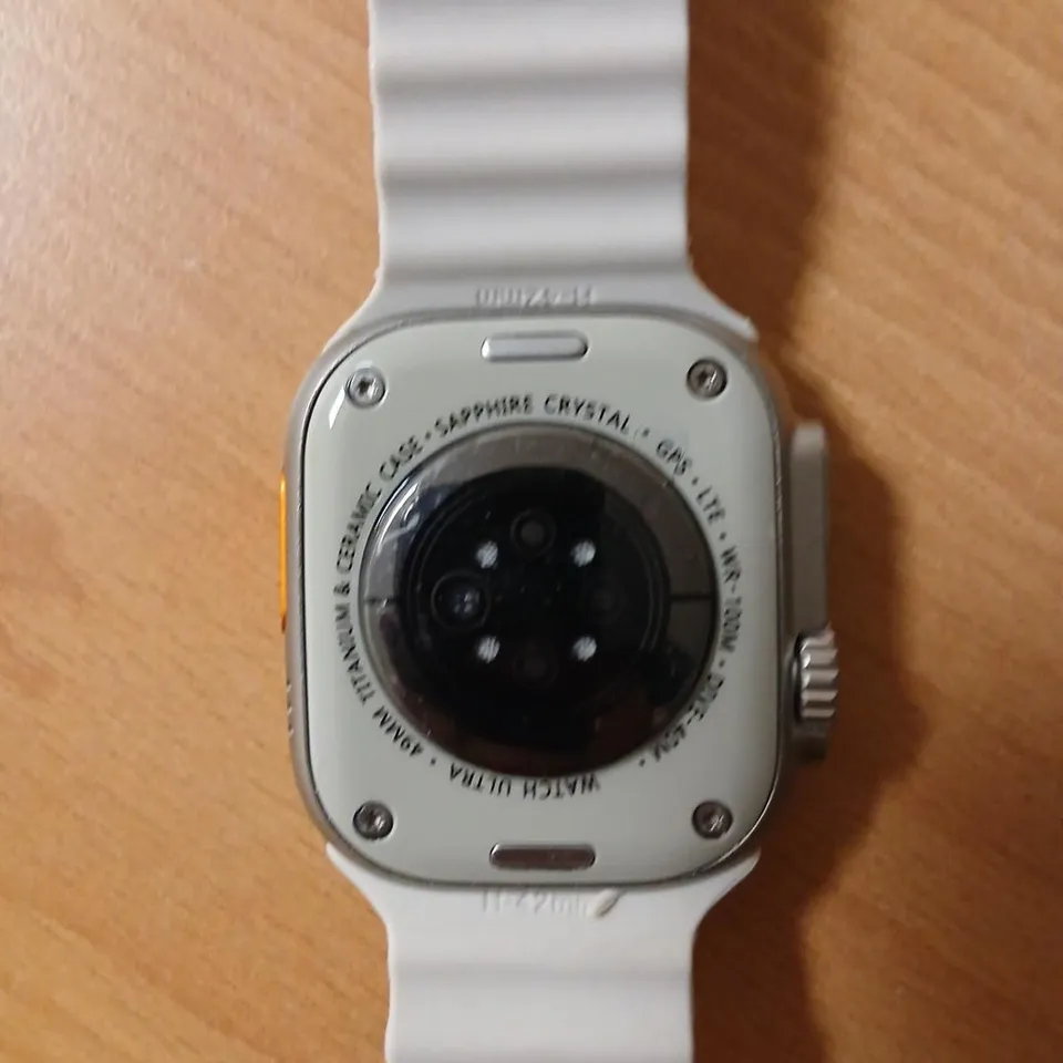 SMARTWATCH WITH WHITE STRAP – SQUARE FACE