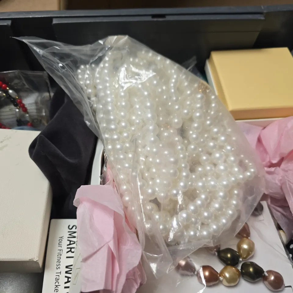 APPROXIMATELY 20 ASSORTED JEWELLERY ITEMS TO INCLUDE BRANDS SUCH AS EMMA HOLLAND, BERSHKA, HALARA, ETC