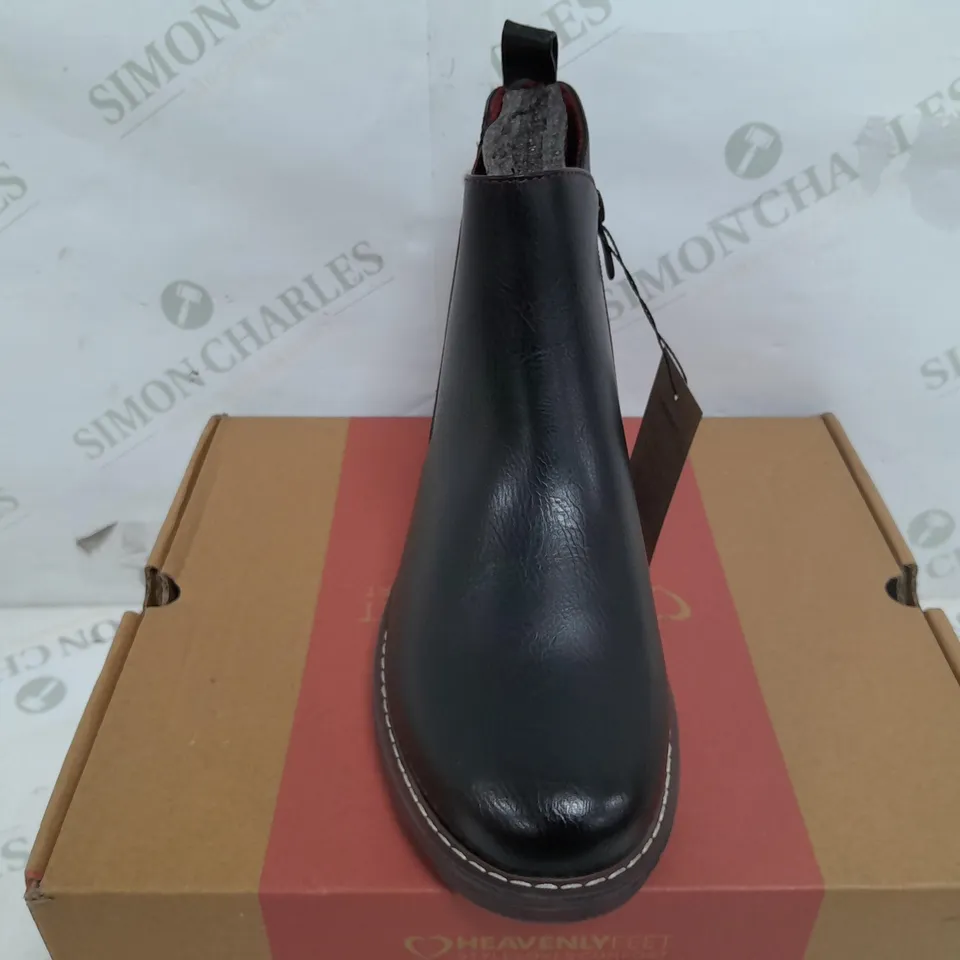 BOXED PAIR OF HEAVENLYFEET DAWLISH BOOTS IN BLACK - UK 6