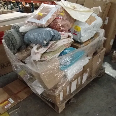 PALLET OF ASSORTED HOUSEHOLD GOODS AND PRODUCTS TO INCLUDE; LIGHTING PRODUCTS, BEDDING, RUGS ETC