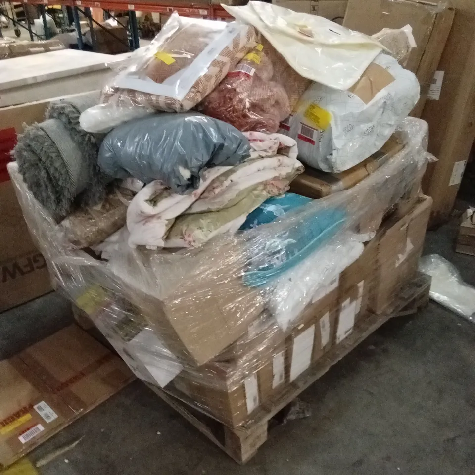 PALLET OF ASSORTED HOUSEHOLD GOODS AND PRODUCTS TO INCLUDE; LIGHTING PRODUCTS, BEDDING, RUGS ETC
