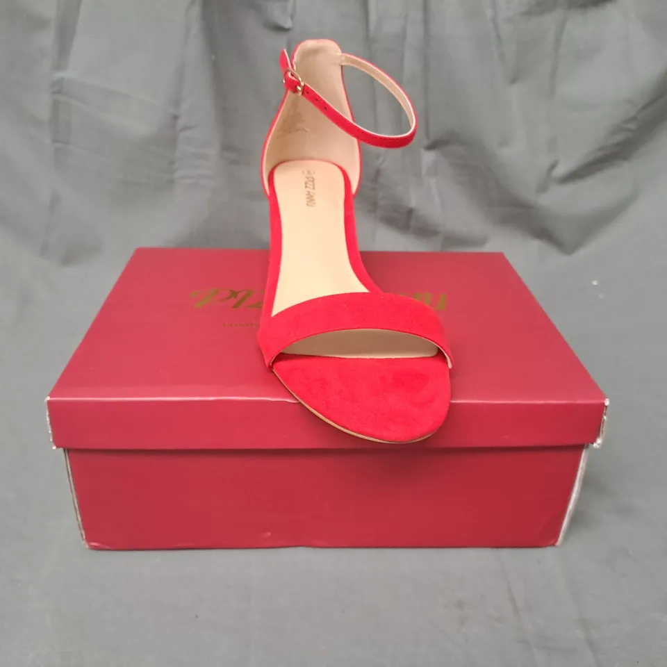 BOXED PAIR OF PIZZ ANNU OPEN TOE BLOCK HEEL SANDALS IN RED UK SIZE 6