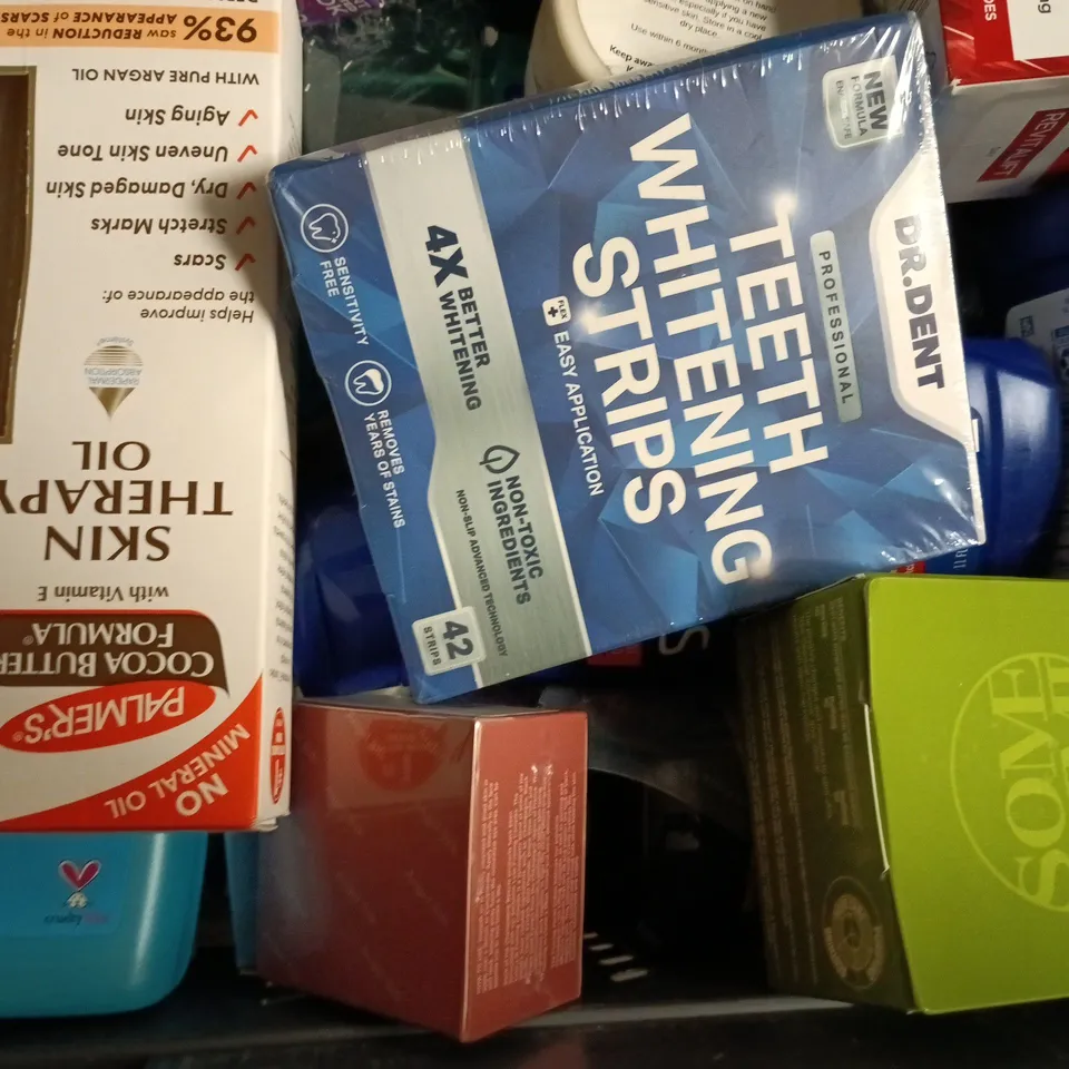 APPROXIMATELY 20 ASSORTED COSMETIC ITEMS TO INCLUDE HERBAL ESSENCES, DR. DENT, ETC - COLLECTION ONLY