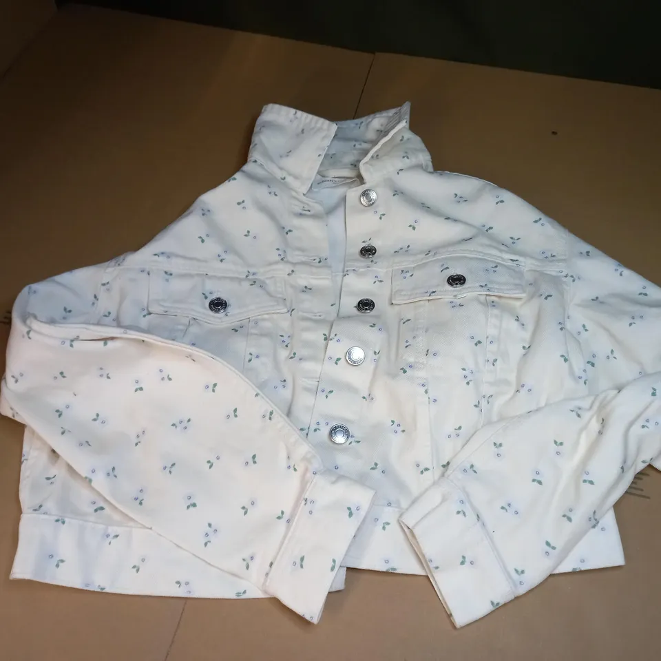 NOBODYS CHILD DENIM CROP JACKET IN WHITE WITH FLORAL PATTERN - UK 10