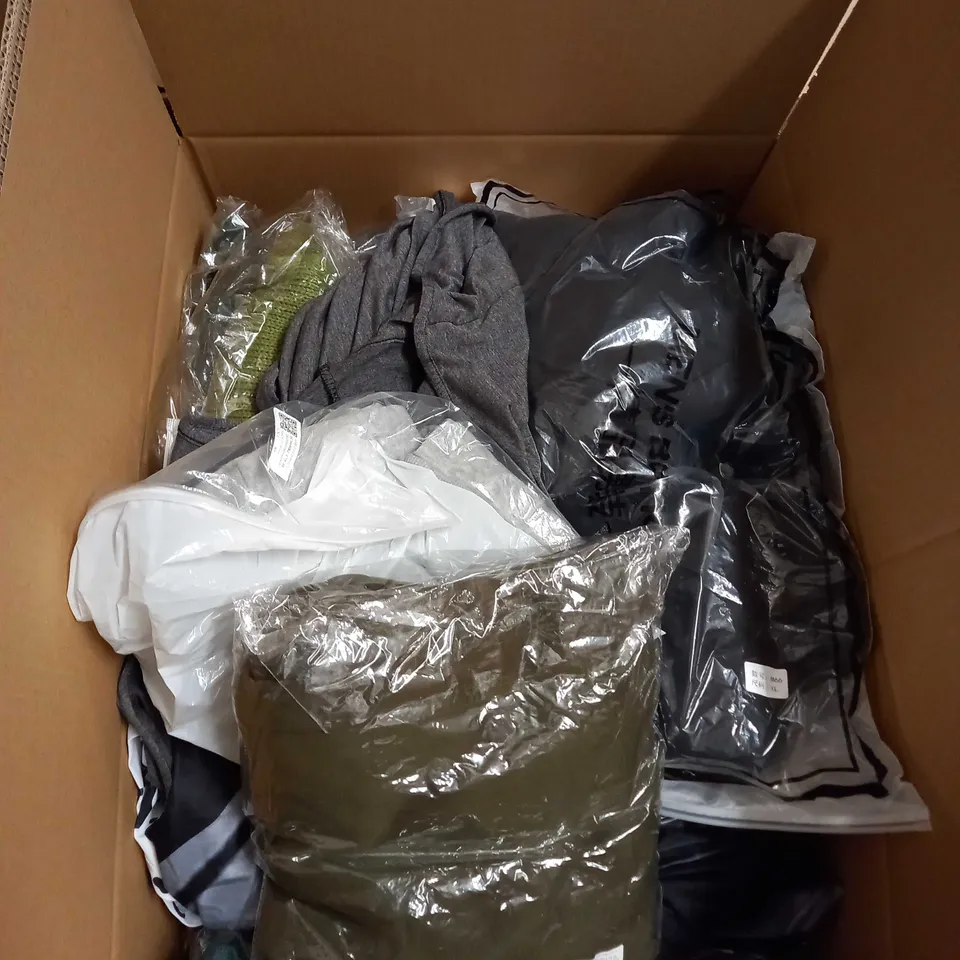 BOX OF APPROX 35 ASSORTED CLOTHING ITEMS TO INCLUDE - DRESSES, T-SHIRTS AND TROUSERS