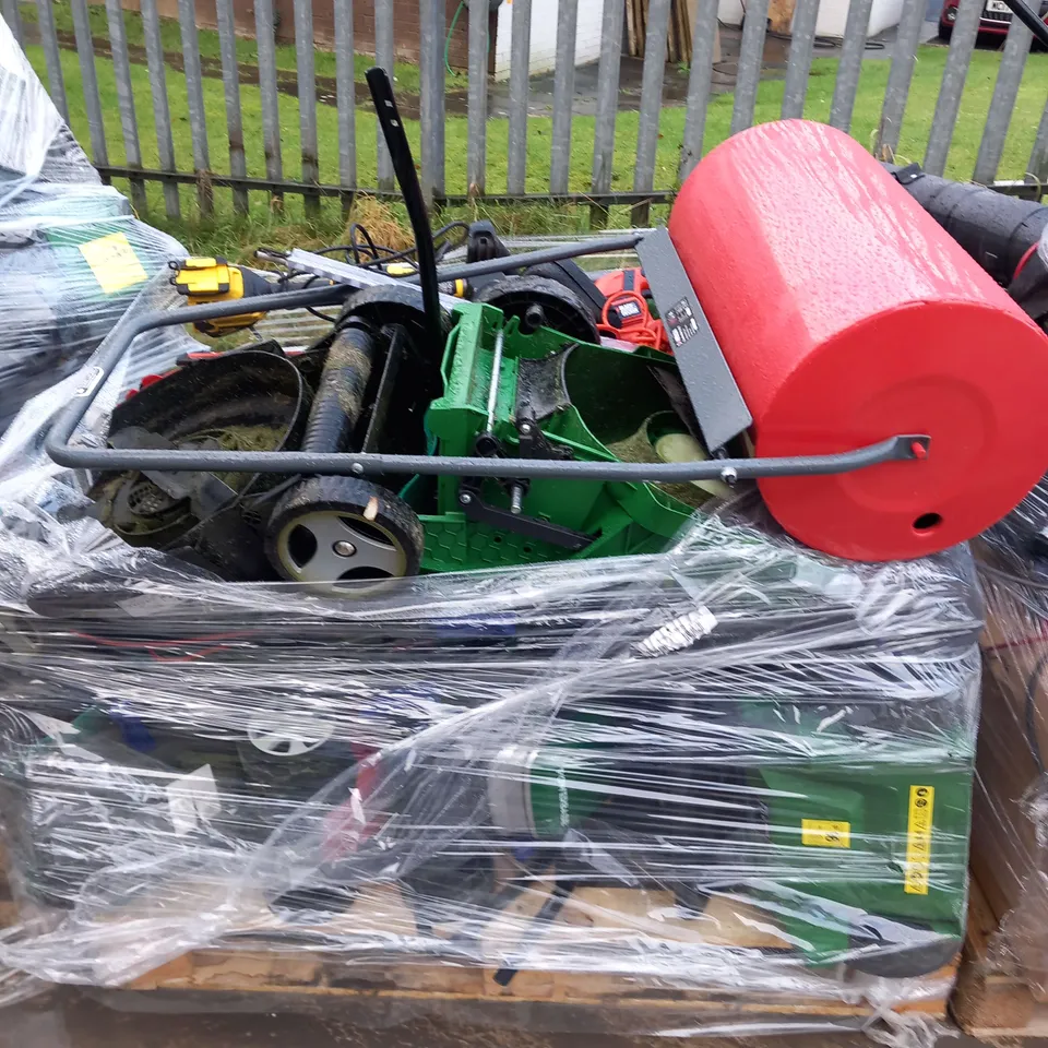 PALLET OF ASSORTED GARDEN POWER TOOLS TO INCLUDE; BLACK DECKER HEDGE TRIMMERAND SOVEREIGN GARDEN ROLLER