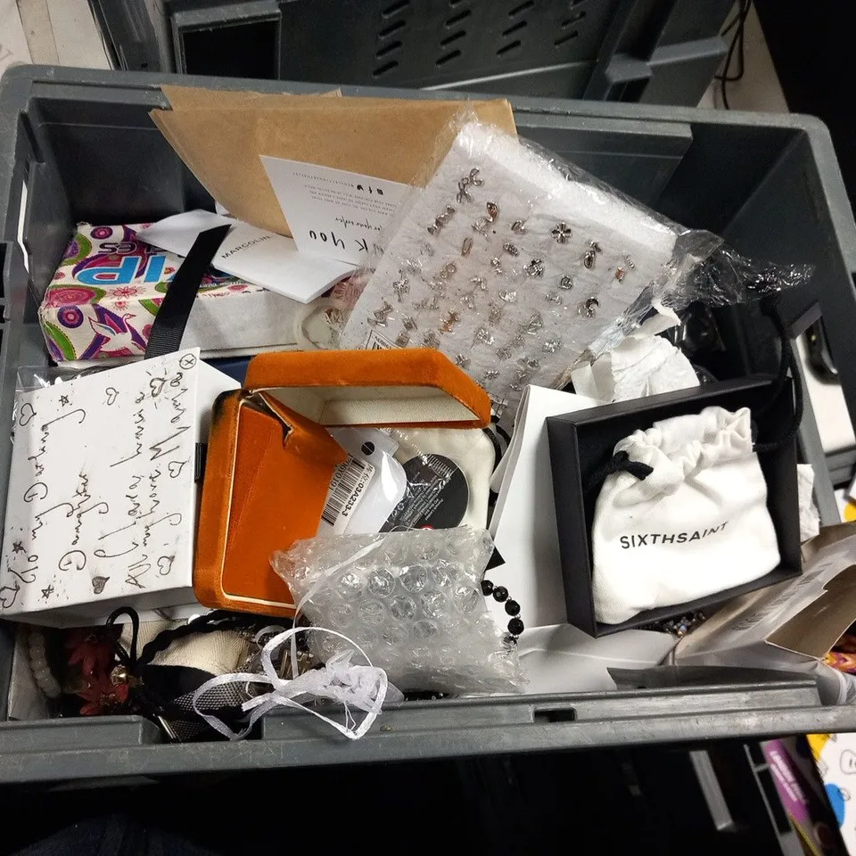 LARGE QUANTITY OF ASSORTED JEWELLERY AND ACCESSORIES