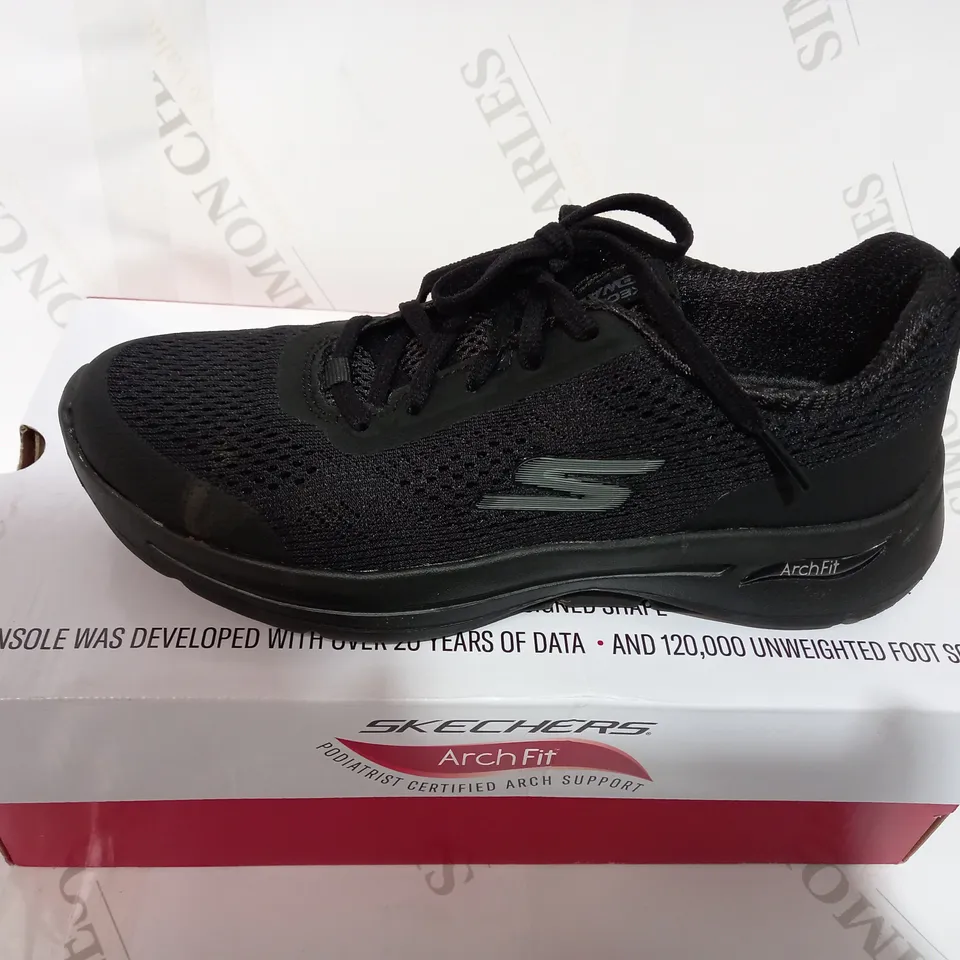 BOXED PAIR OF SKECHERS BLACK TRAINERS - SIZE 4.5