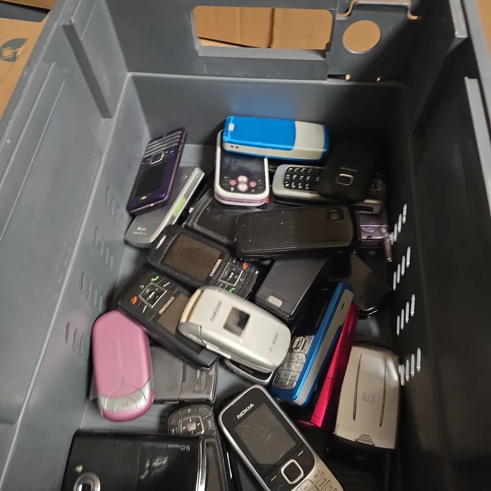 APPROXIMATELY 30 ASSORTED MOBILE PHONES INCLUDING SAMSUNG , ALCATEL AND SONY ERICSSON 