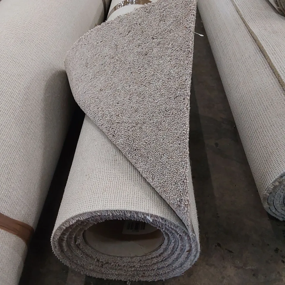 ROLL OF QUALITY DIMENSION BERBER CLEVELAND WAY CARPET // SIZE: 4m X 2.43m