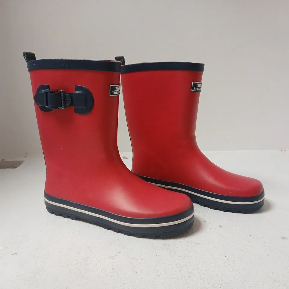 PAIR OF TRESPASS TRUMPET KID'S WELLINGTON BOOTS IN BERRY RED SIZE UK 1