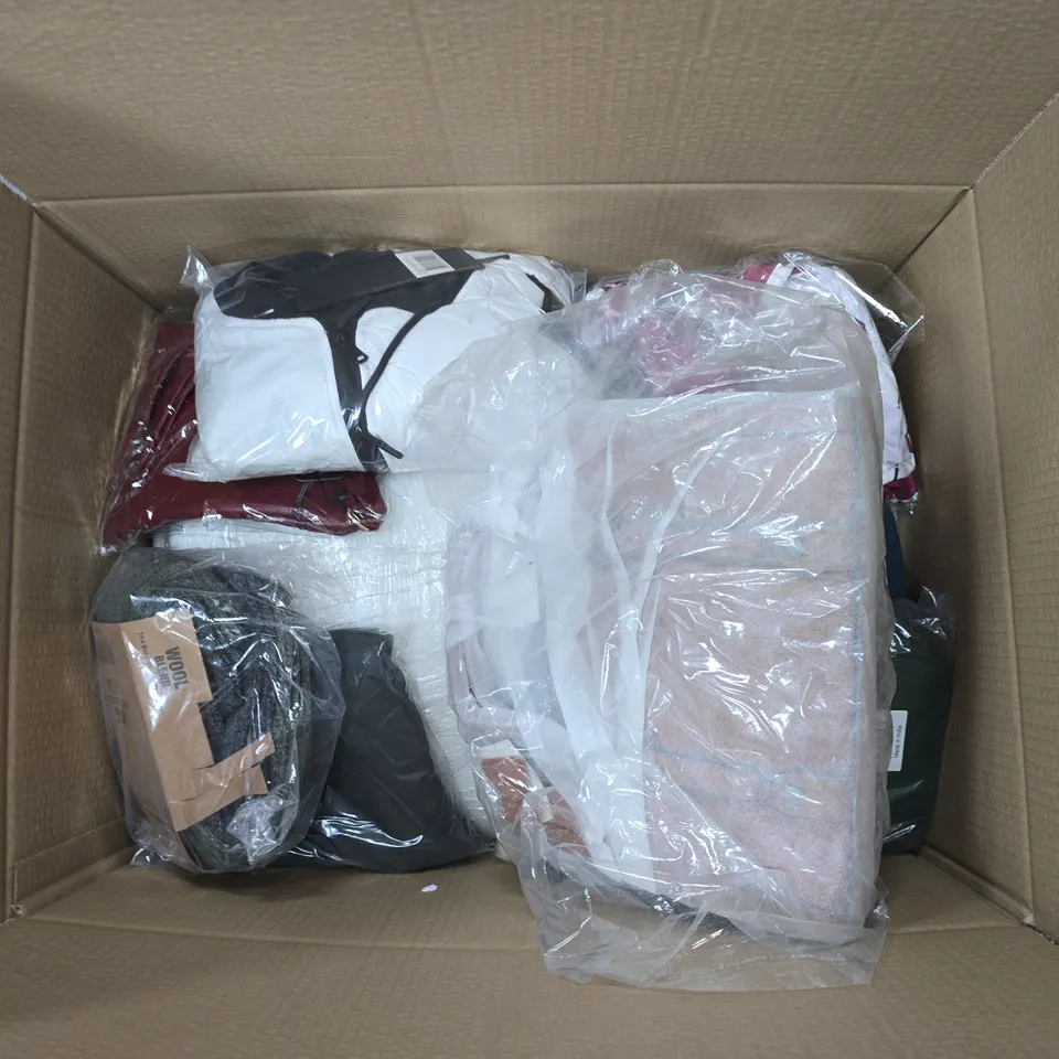 LARGE QUANTITY OF ASSORTED ITEMS TO INCLUDE MENS WOOL SOCKS, LONG WHITE LEGGING PANTS, FAUX FUR GLOVES, ETC - COLLECTION ONLY