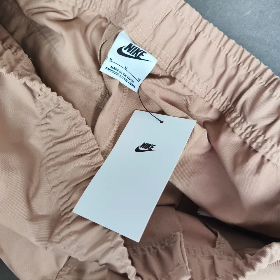 NIKE STANDARD FIT TAPER LEG BOTTOMS IN SAND - MEDIUM