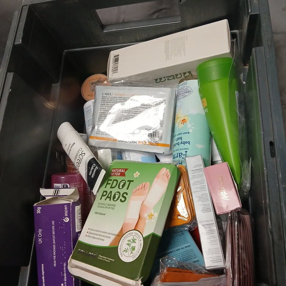 APPROXIMATELY 25 ITEMS INCLUDING HEALTH & BEAUTY ASSORTMENT: OUAI CONDITIONER, DERMALOGICA SKINCARE, LAKOU COLLAGEN EYE MASK & ASSORTED BEAUTY PRODUCTS.