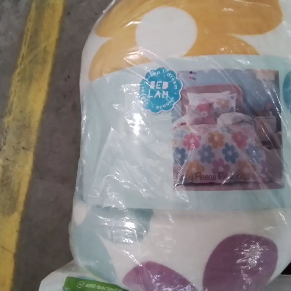 SELECTION OF APPROXIMATELY 10X QUALITY DESIGNER BRAND HOUSEHOLD ITEMS THROWS AND BEDDING (SIZES AND PATTERNS VARY)