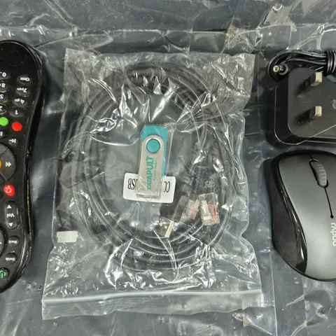 BOX OF APPROXIMATELY 10 ASSORTED ELECTRICAL ITEMS TO INCLUDE USB PEN DRIVE, VARIOUS REMOTES AND CABLES, ETC