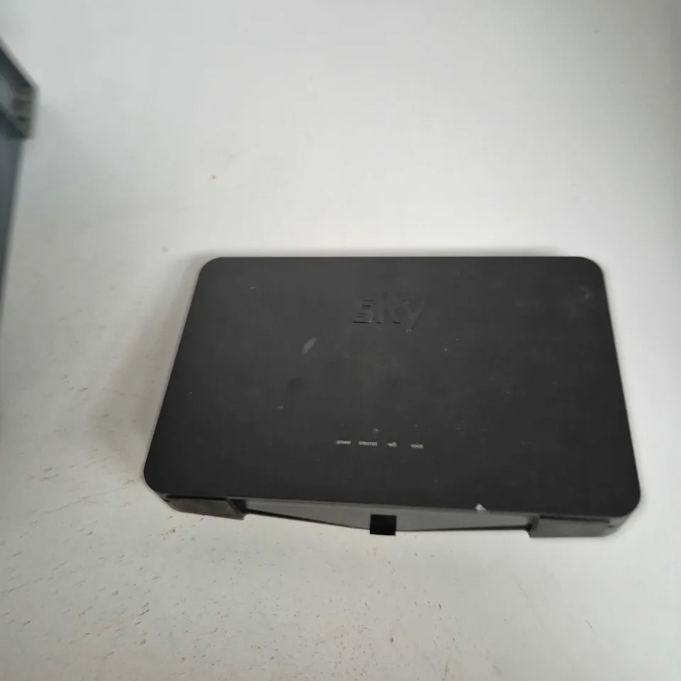 TOTE OF APPROXIMATELY 7 ASSORTED ITEMS TO INCLUDE: SKY ROUTER