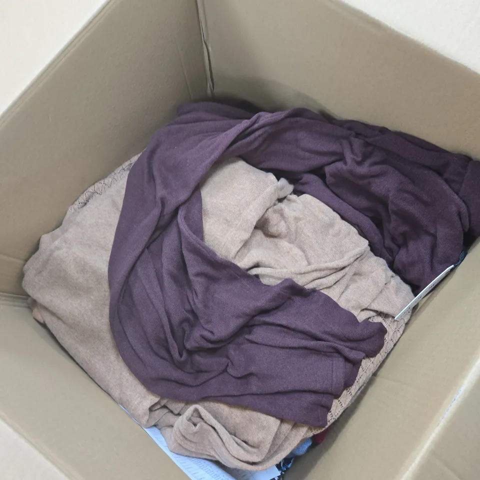 APPROXIMATELY 20 ASSORTED CLOTHING ITEMS IN VARIOUS COLOURS, STYLES AND SIZES