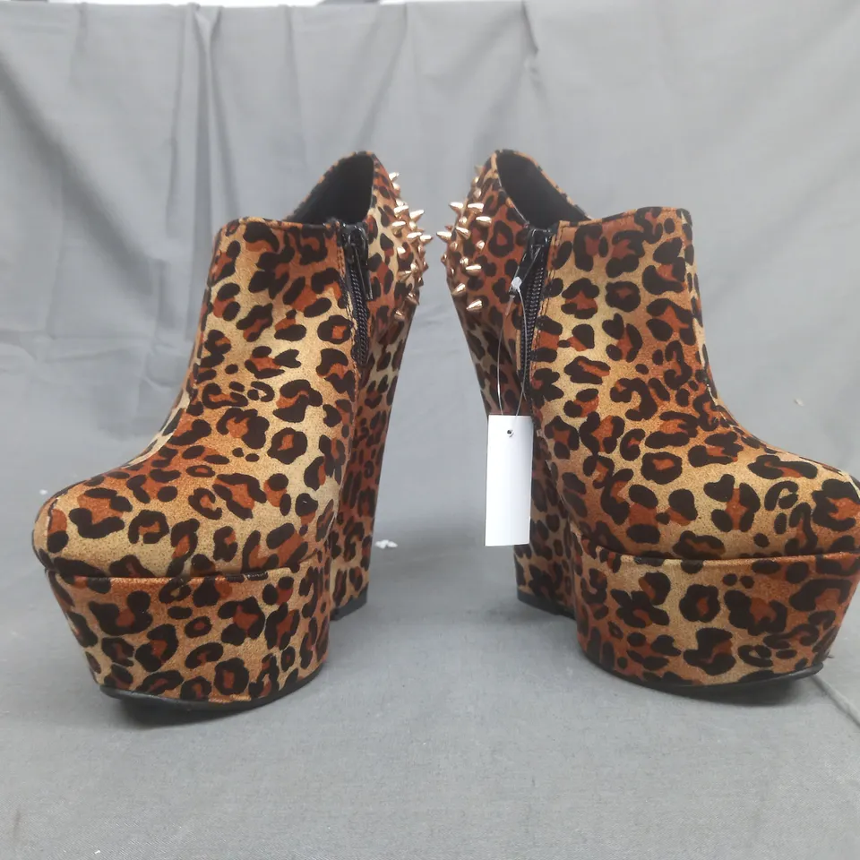 BOXED PAIR OF CASANDRA PLATFORM HIGH WEDGE SHOES IN LEOPARD PRINT W. STUD EFFECT SIZE 4