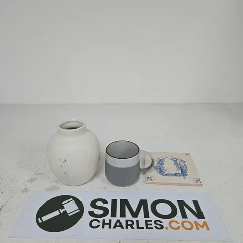 LOT OF APPROXIMATELY 20 ASSORTED POTTERY ITEMS TO INCLUDE MUGS, CERAMIC VASE AND PLATES/BOWLS