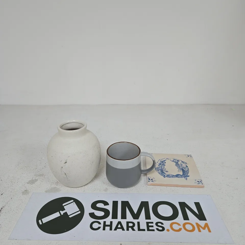 LOT OF APPROXIMATELY 20 ASSORTED POTTERY ITEMS TO INCLUDE MUGS, CERAMIC VASE AND PLATES/BOWLS