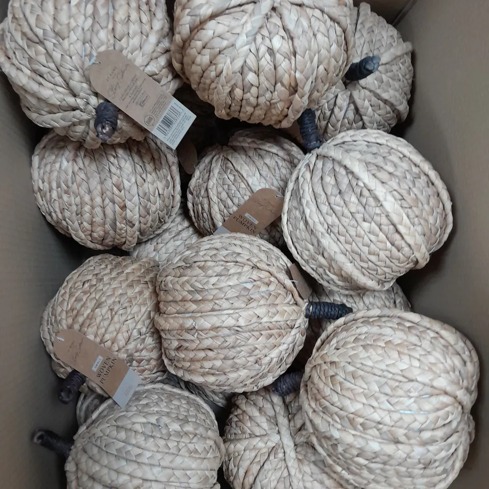 BOX OF APPROXIMATELY 20 SMALL WOVEN PUMPKIN 