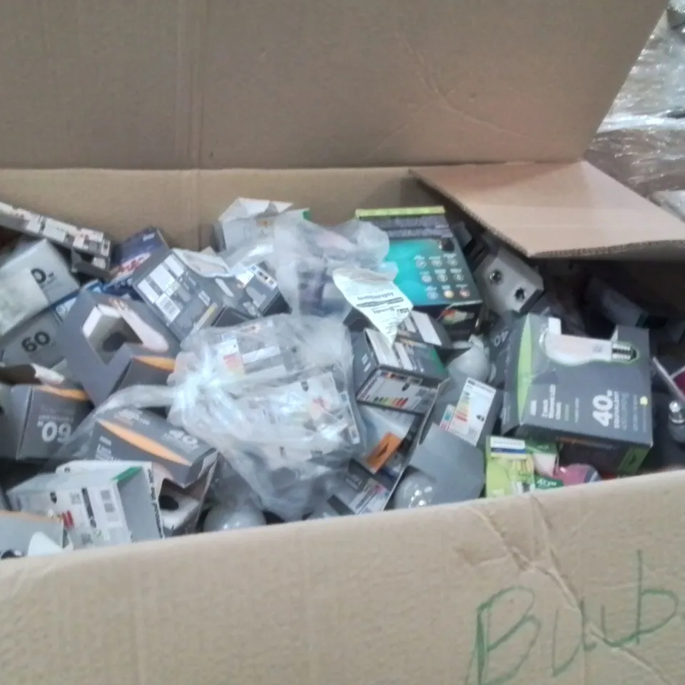 PALLET CONTAINING A LARGE QUANTITY OF LED LIGHT BULBS 
