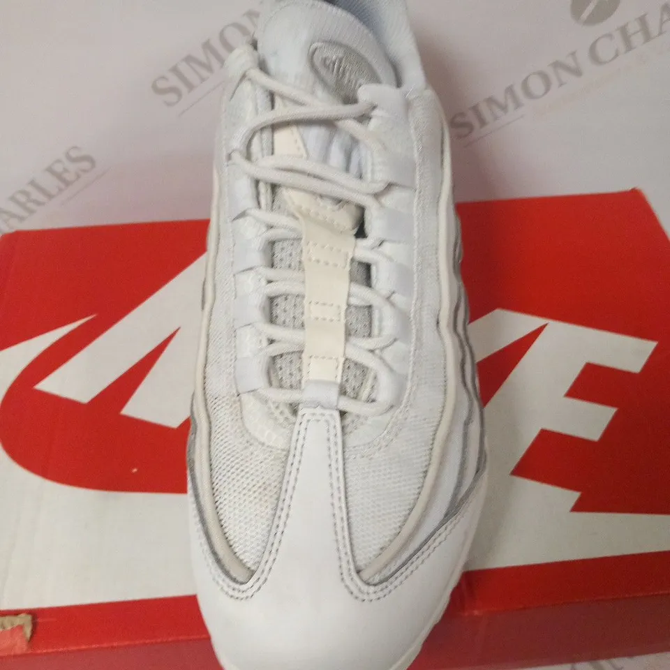 BOXED NIKE AIR MAX 95 ESSENTIAL SIZE 7.5