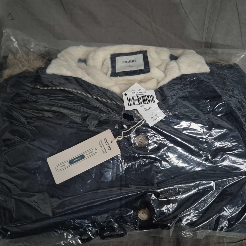 BAGGED HOLLISTER THERMAL TESTED FUR LINED COAT IN NAVY - LARGE