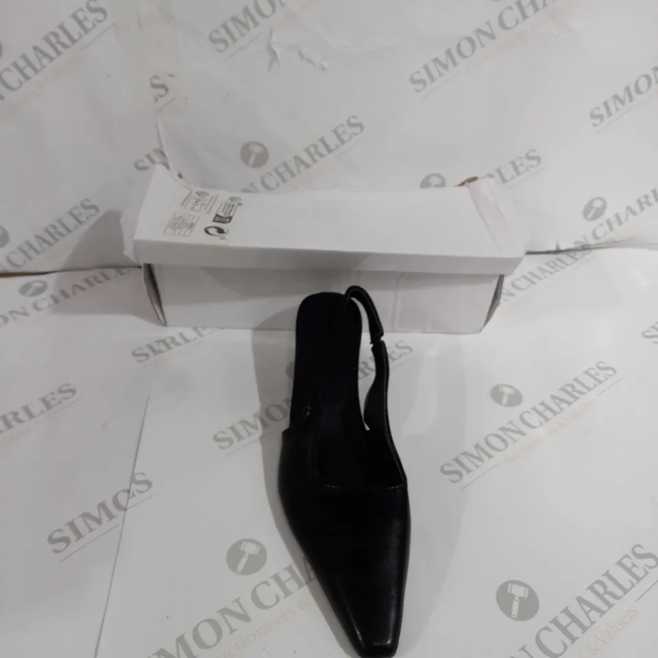 BOXED PAIR OF LOW BLACK HEELS SIZE 39