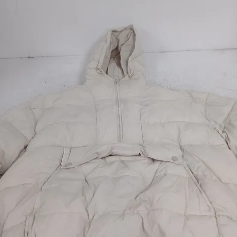 AN ACTION A DAY PULLOVER HALF-ZIP PUFFER HOODIE – CLOUDY, SIZE M (UK MEDIUM)