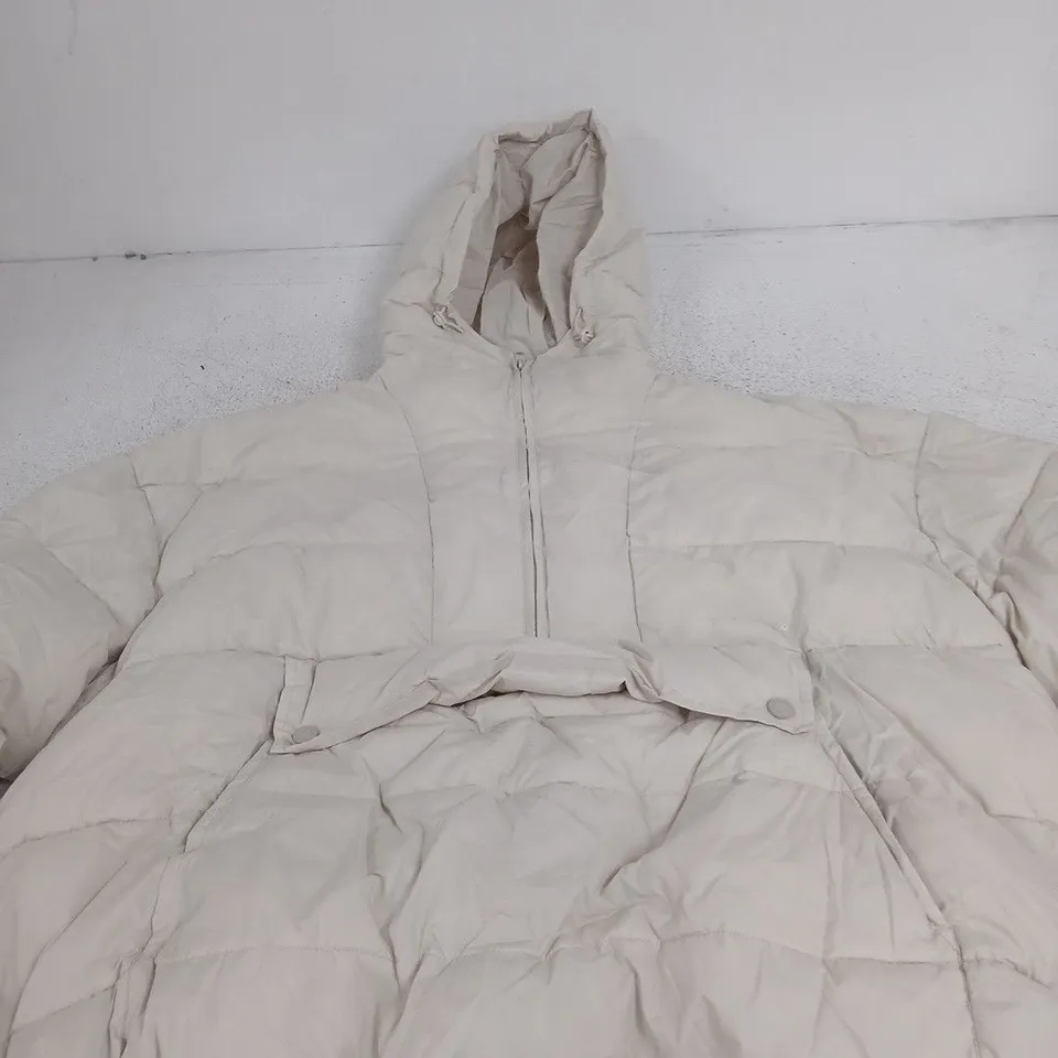 AN ACTION A DAY PULLOVER HALF-ZIP PUFFER HOODIE – CLOUDY, SIZE M (UK MEDIUM)