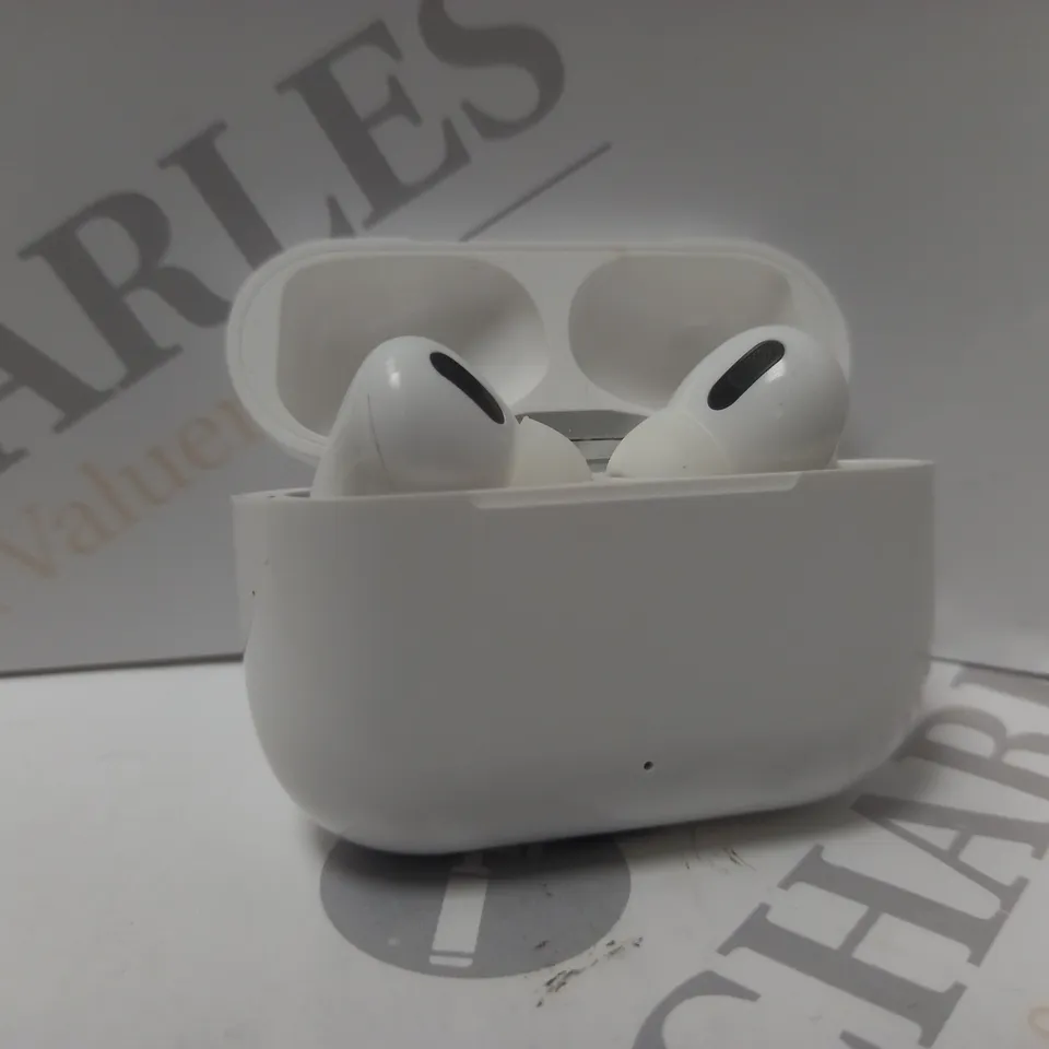 TRUE WIRELESS EARBUDS IN WHITE