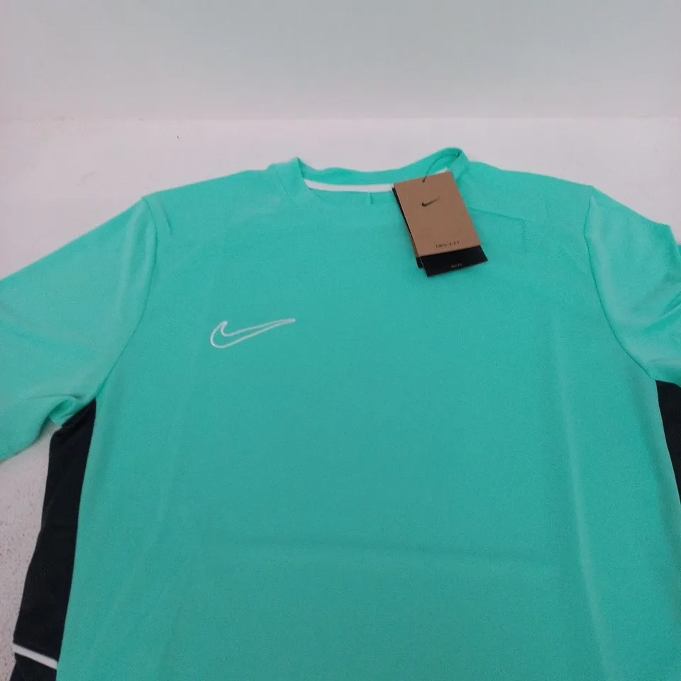 NIKE TURQUOISE TECH SHIRT – SIZE M