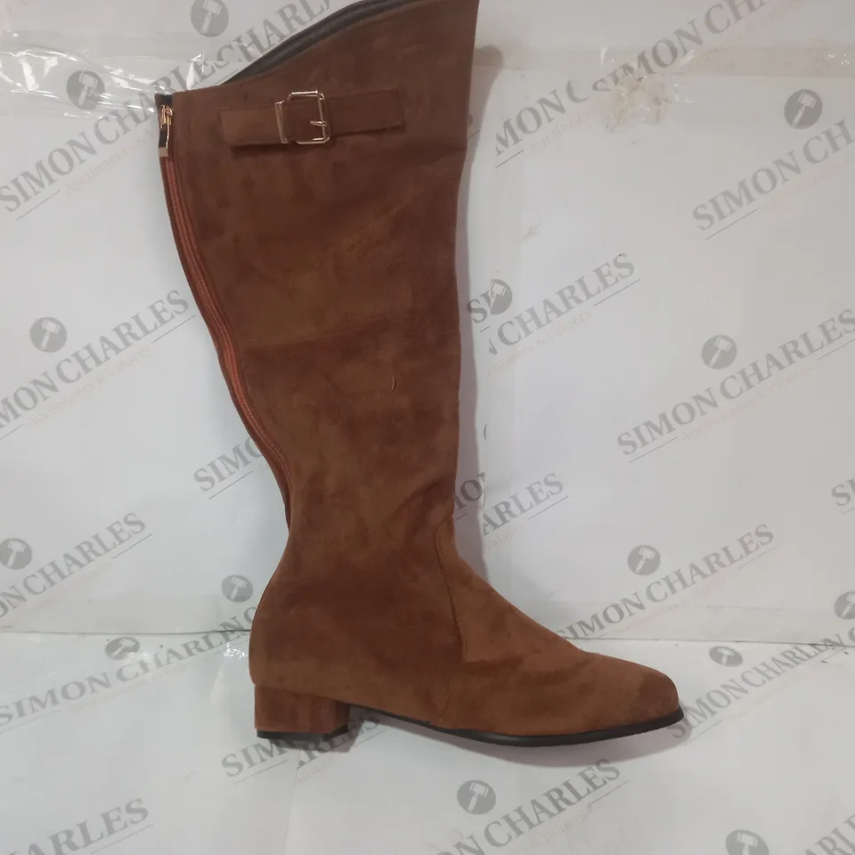 BOXED PAIR OF DESIGNER LOW BLOCK HEEL KNEE HIGH SUEDE BOOTS IN BROWN EU SIZE 45