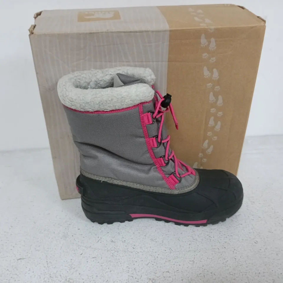 BOXED PAIR OF SOREL YOUTH CUMBERLAND 2 BOOTS IN LIGHT GREY/PINK - UK 5.5