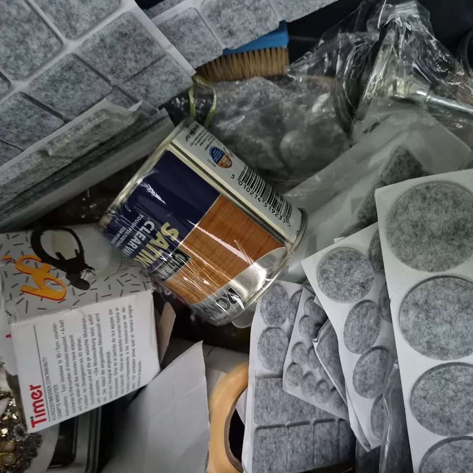 APPROXIMATELY 10 ASSORTED HOUSEHOLD ITEMS TO INCLUDE HAND GRIP TRAINER, ETC