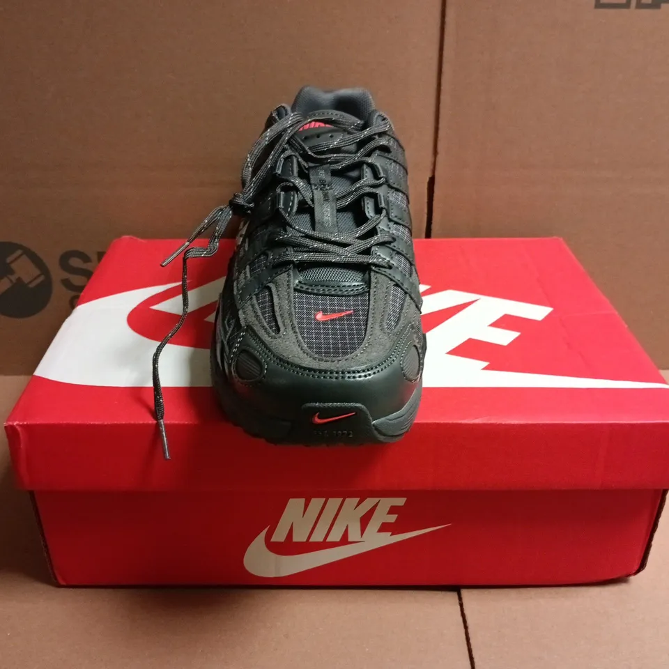 BOXED PAIR OF NIKE P-6000 TRAINERS IN IRON GREY/METALLIC SILVER SIZE UK 8
