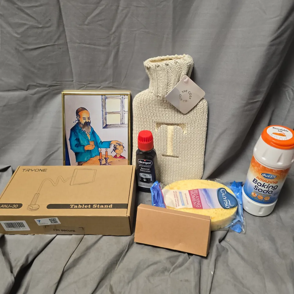 APPROXIMATELY 10 ASSORTED HOUSEHOLD ITEMS TO INCLUDE TRYONE TABLET STAND, T HOT WATER BOTTLE, BAKING SODA, ETC